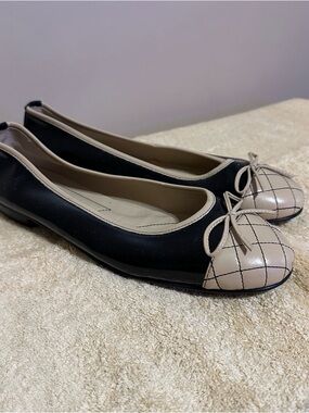 Women's Black and Beige Quilted Toe Ballet Flats with Bow vintage